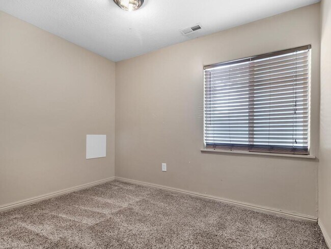 Building Photo - 6313 S Lake Fork Cir