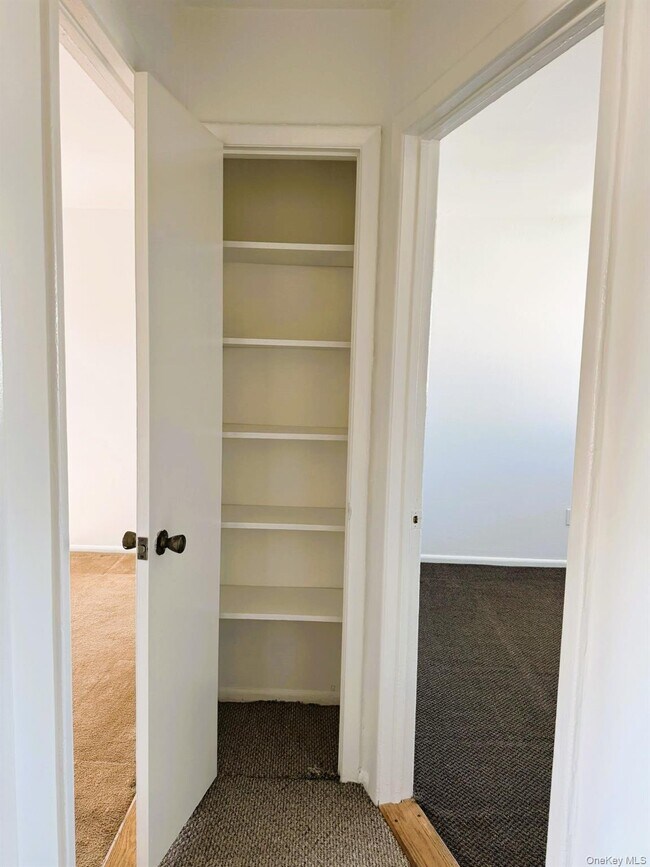 Building Photo - 131 Roslyn Rd