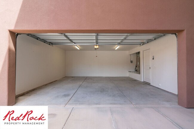 Building Photo - DOG-FRIENDLY 4 Bedroom Townhome with INTERNET INCLUDED!