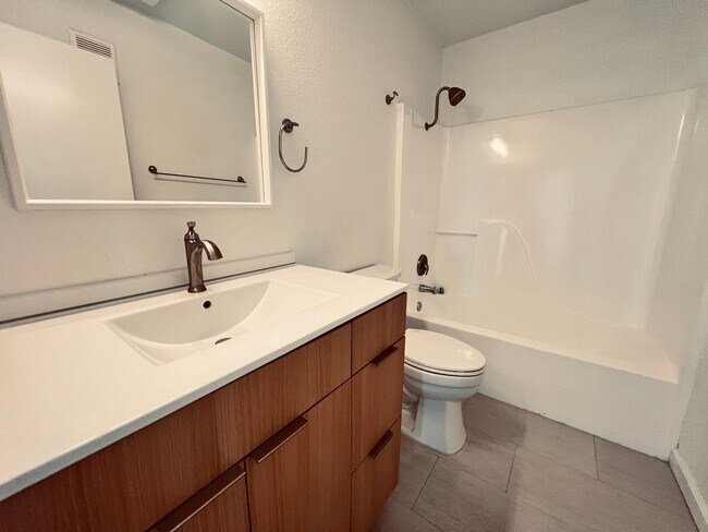 Building Photo - Beautifully Upgraded 2 Bedroom Apartment For Rent!