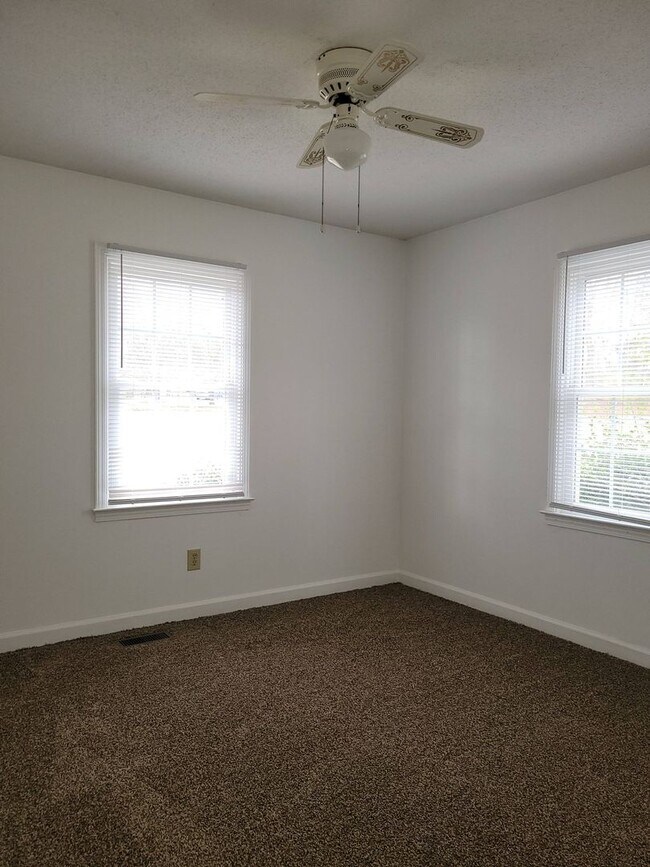 Building Photo - Ready to Move in