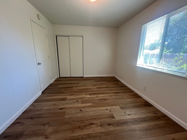 Building Photo - Asp812