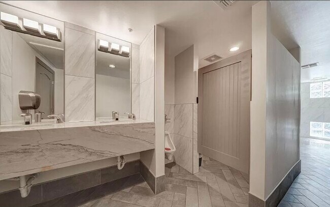 Building Photo - 1701 E Colter St