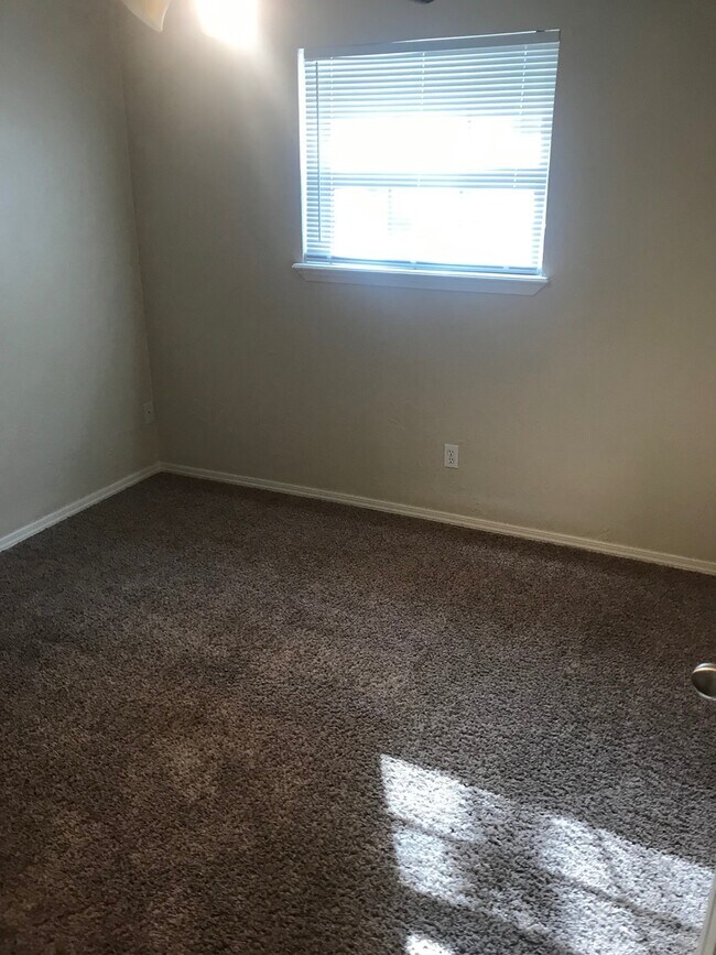 Building Photo - Wonderful 4 Bed, 2.5 bath, Two Car Garage ...