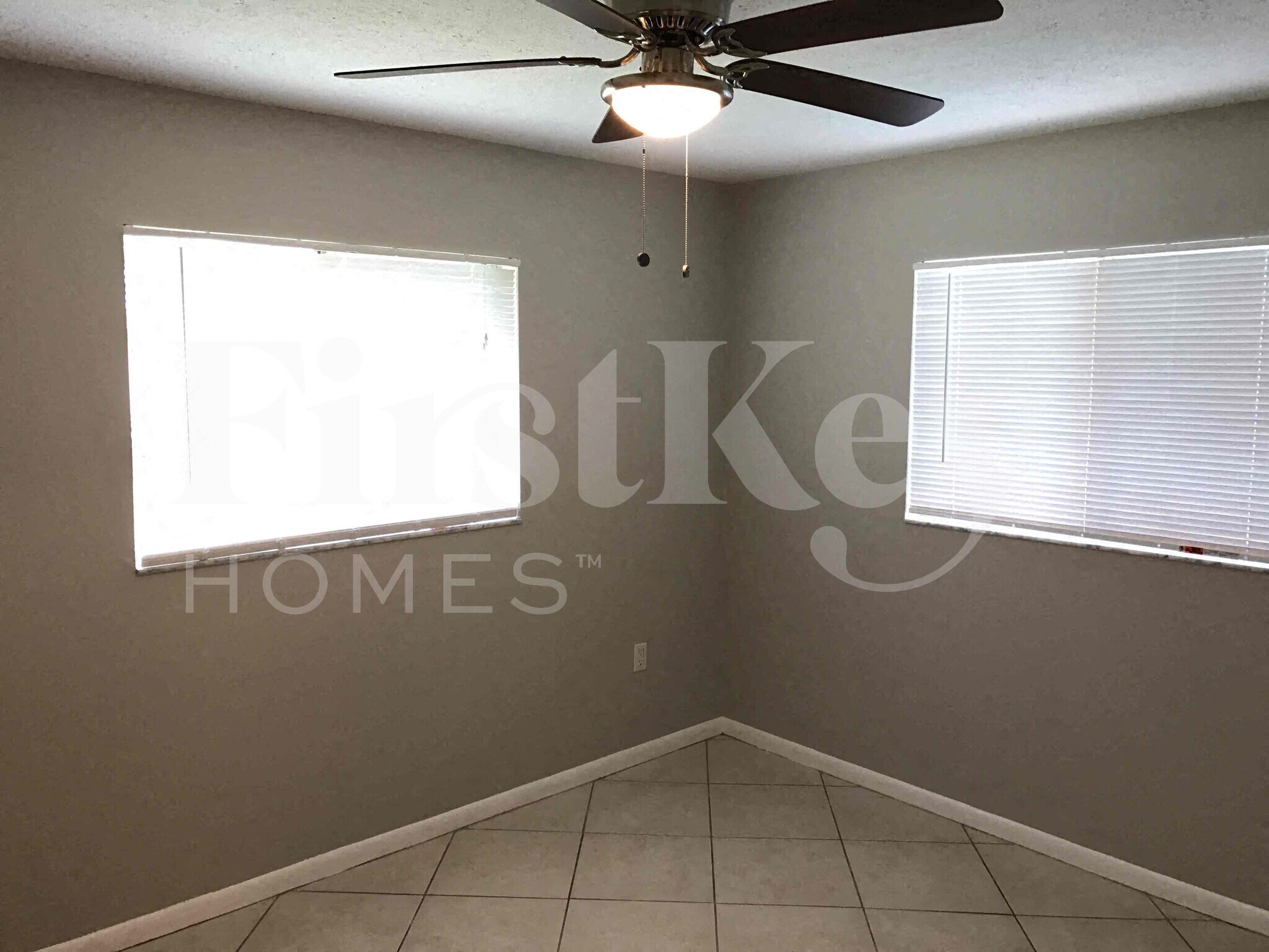 Building Photo - 904 SE 34th Terrace