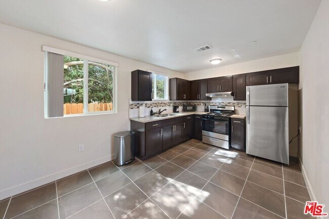 Building Photo - 5912 S Flower St