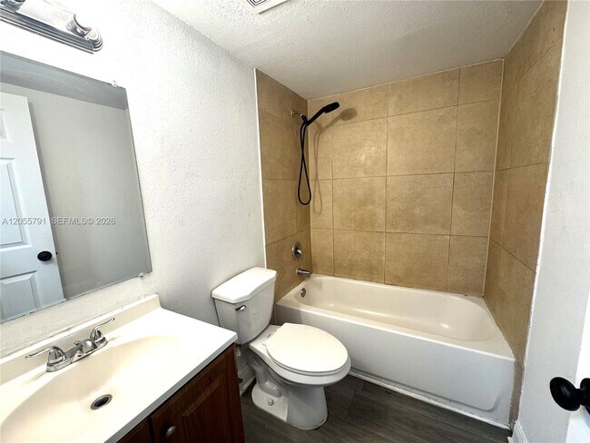Building Photo - 1525 NE 135th St