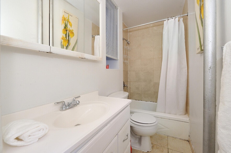 Building Photo - 416 W 46th St