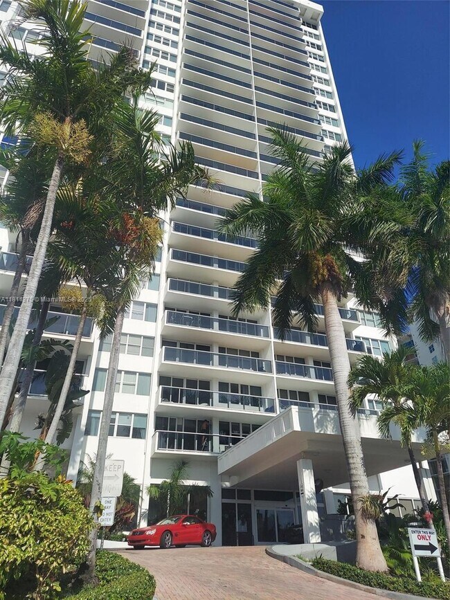Building Photo - 3140 S Ocean Dr