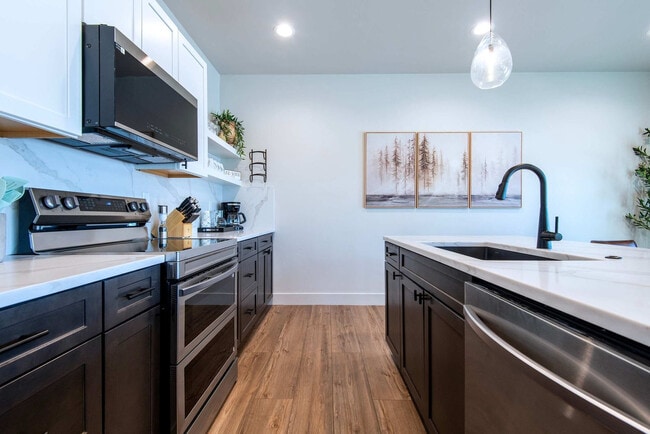 Building Photo - 690 Stone Peak Lp