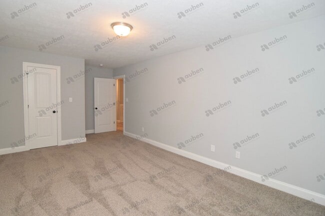 Building Photo - Like new 3 bed/3 bath single-family home f...