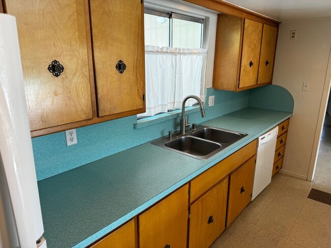 Building Photo - Mid-Century Home with Pool – Heart of Vegas