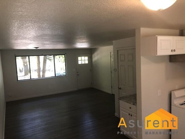 Building Photo - Fully Remodeled Duplex Available Now!