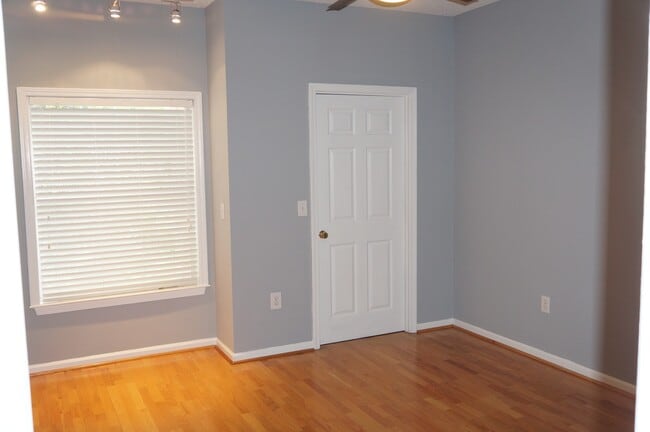 Building Photo - Rare 2 bed 2 bath condo located in The Tuscany