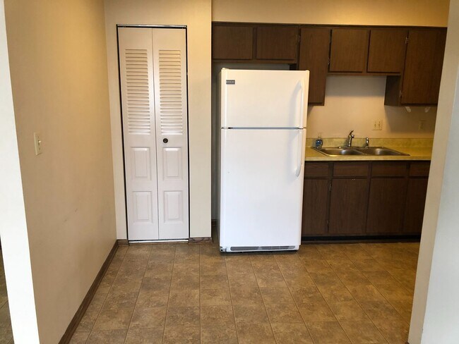 Building Photo - Spacious 1 bedroom plus den.