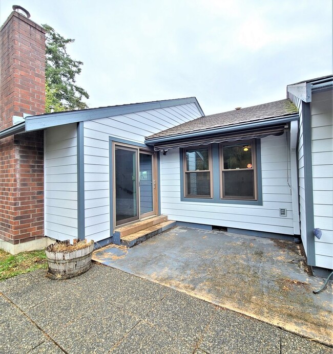 Building Photo - Fantastic 3 bedroom 2 bath Home Available ...