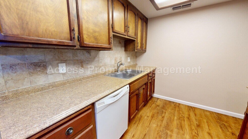 Building Photo - 3603 San Clemente Ave