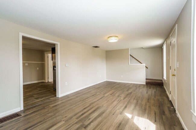 Building Photo - 833 Clarendon Ave