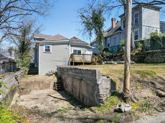 Building Photo - 1906 Vine St