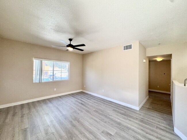 Building Photo - Beautifully Updated Downstairs 3-Bedroom, ...