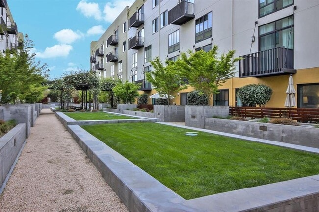 Building Photo - Plant 51 2bd/2bth Condo