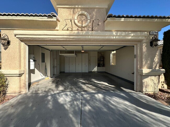 Building Photo - 4684 Riva De Romanza St