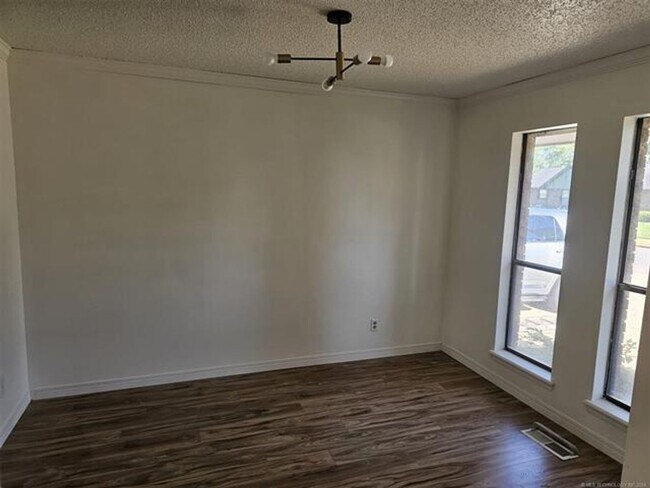 Building Photo - Updated House in Jenks Schools