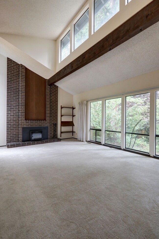 Building Photo - Spacious 4BR 2.75BA Tri-level home in quie...