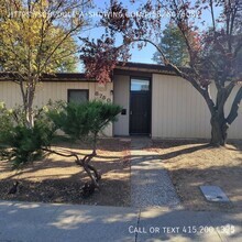 Building Photo - Cozy 2 bedroom Ready for Move In!!