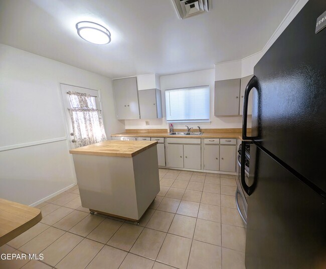 Building Photo - 5804 Pickerel Dr