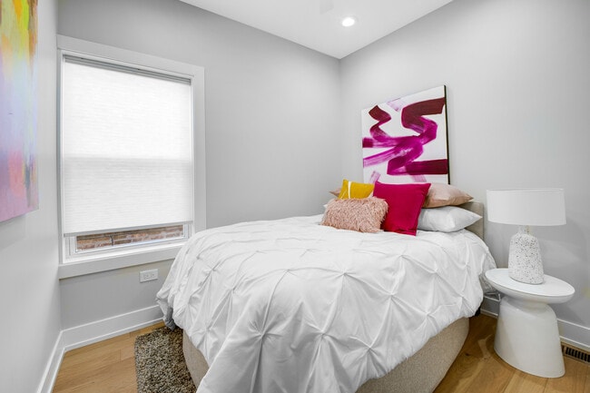 Building Photo - 4721 W Warwick Ave