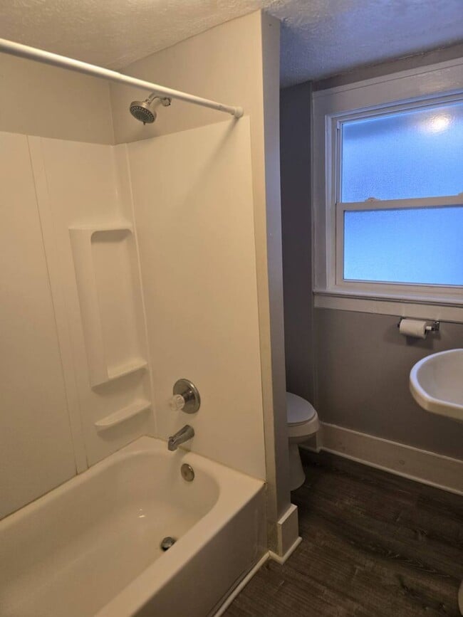 Building Photo - Charming 3-Bedroom Property in Prime Location