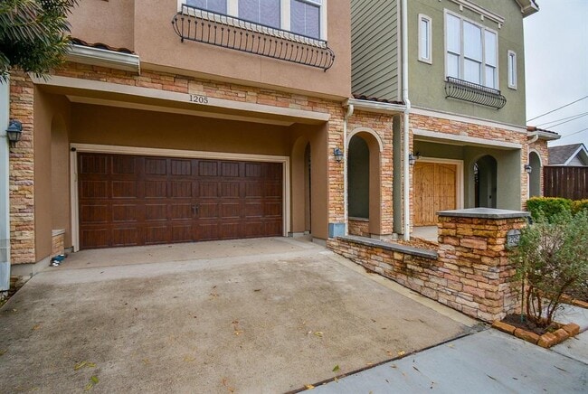 Building Photo - 1205 Aurora St