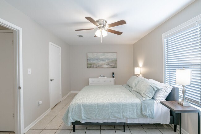 Building Photo - Centrally Located 1 Bed/1 Bath Coastal Condo