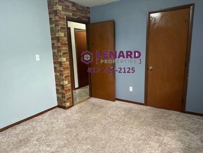 Building Photo - Lexington Duplex
