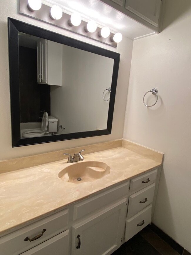 Building Photo - ***$500 off First Full Months rent with mo...