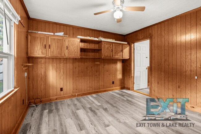 Building Photo - Spacious Country Home in Convenient La Crosse Location