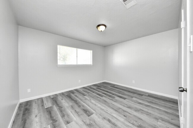 Building Photo - 8011 La Roche Ln