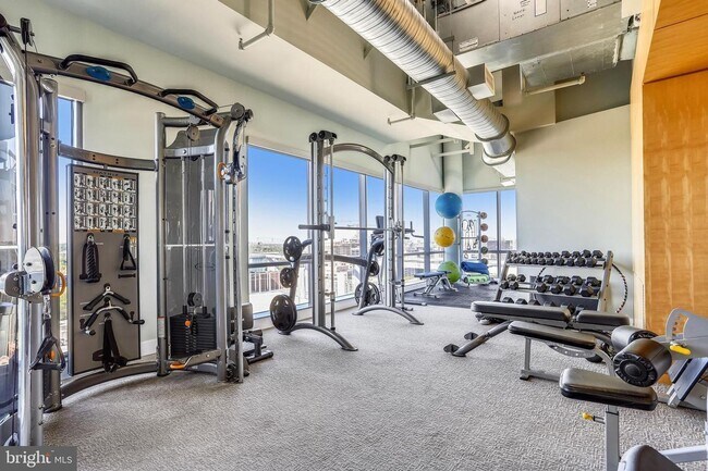 Building Photo - Professionally Managed // 1bedroom 1bathroom// Court House// Parking Included!