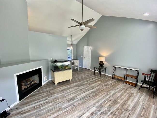 Building Photo - West AVL - Spacious Home in Scenic Bluff Subdivision