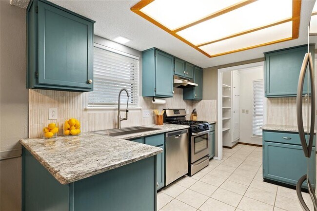 Building Photo - 1702 Oakridge Dr