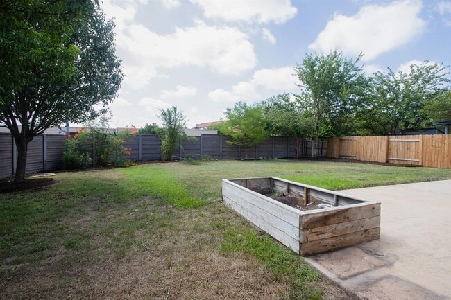 Building Photo - 4001 Barlow Dr