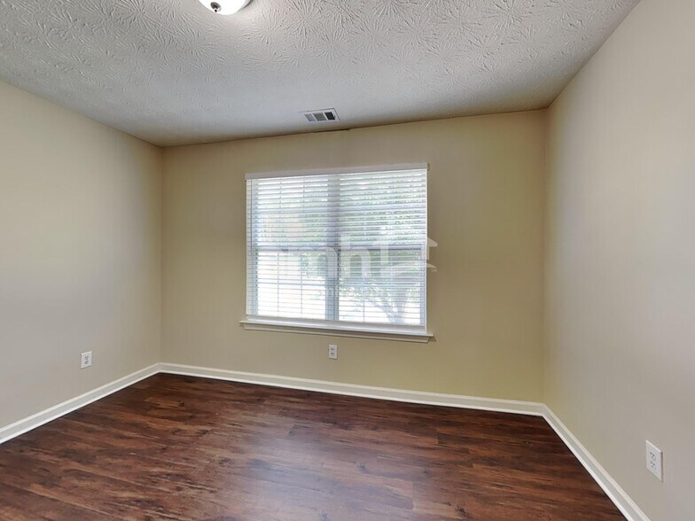Building Photo - 1728 Silverchase Dr SW