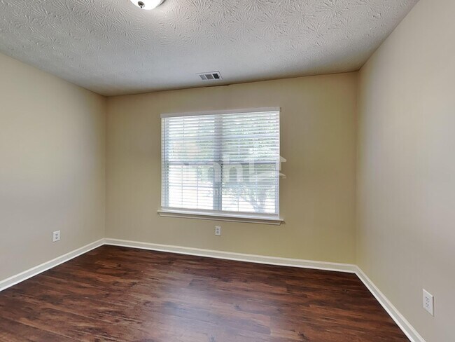 Building Photo - 1728 Silverchase Dr SW