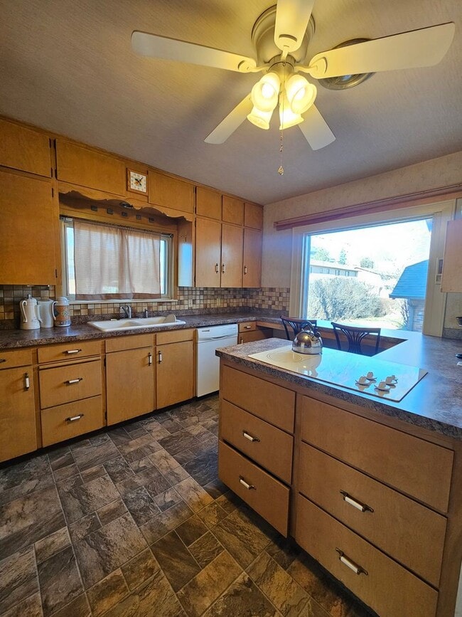 Building Photo - 4 BED | 2.5 BATH | DOUBLE GARAGE | WEST RAPID | FURNISHED