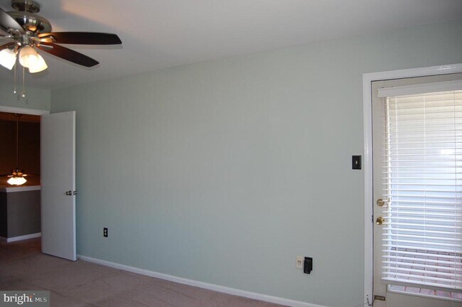 Building Photo - 131 Red Haven Dr