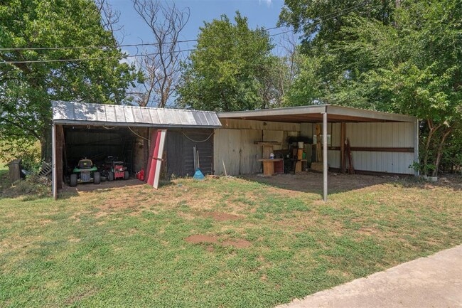 Building Photo - 2200 US-81