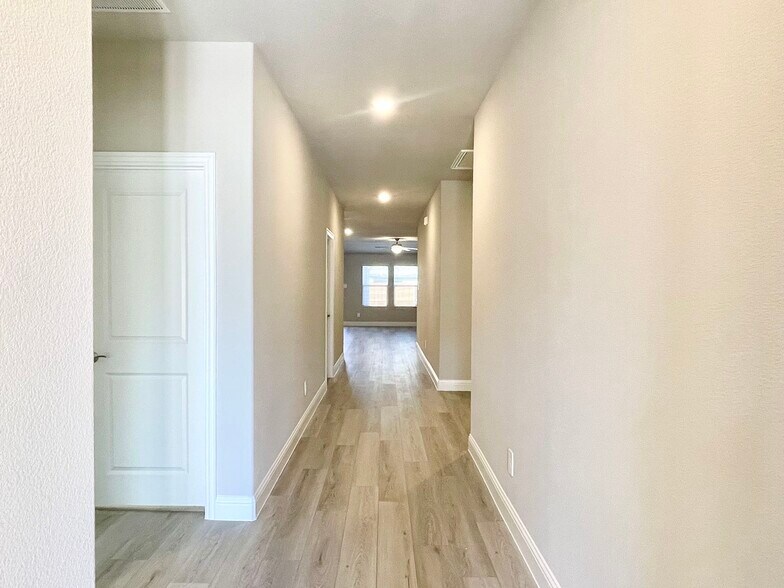 Building Photo - 1203 Mahogany Dr