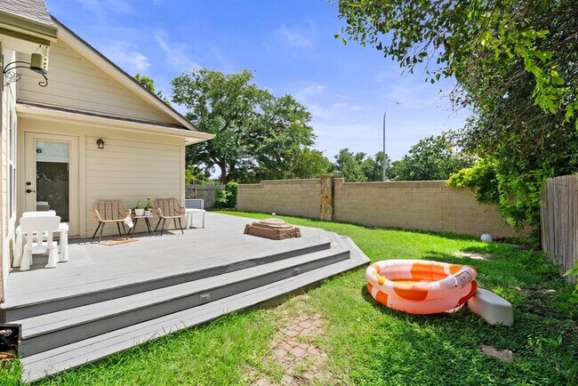 Building Photo - 3504 Flora Vista Loop