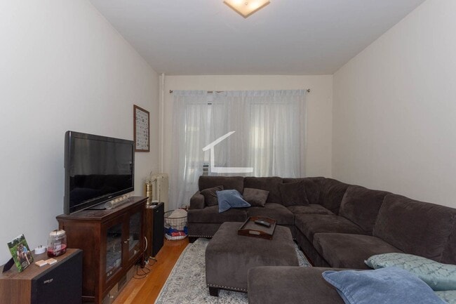 Building Photo - Large, Beautiful renovated 1 bed